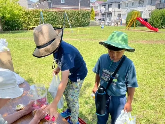 作戦終了後子供たちのお菓子つかみ取り