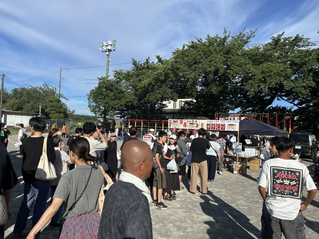 模擬店に並ぶ列